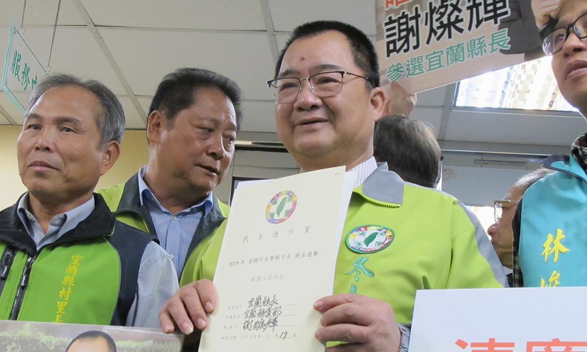 冬山鄉長謝燦輝17日前來民進黨中央黨部登記參與宜蘭縣長初選。 圖：林朝億/攝