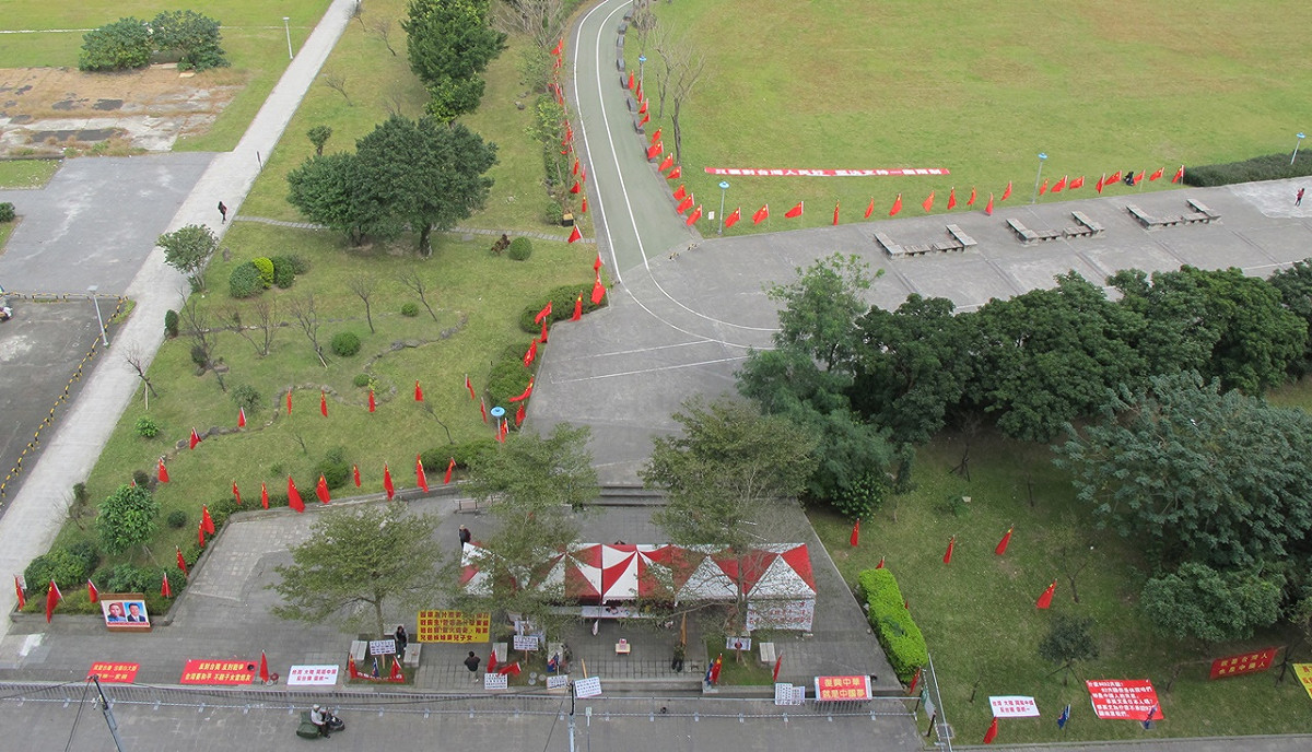 從民進黨黨中央10樓往下看，可以清楚看到百面五星旗飄揚在華山公園上。 圖：林朝億/攝