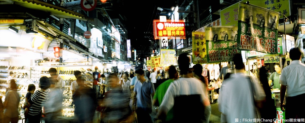 近日台中市政府為提升觀光朋友服務品質，輔導逢甲夜市協助升級其全區無線WIFI、電子支付系統等軟硬體建設，獲得品牌市集及4星優良市集。 圖：Flickr提供Chang Chia hao開放權限
