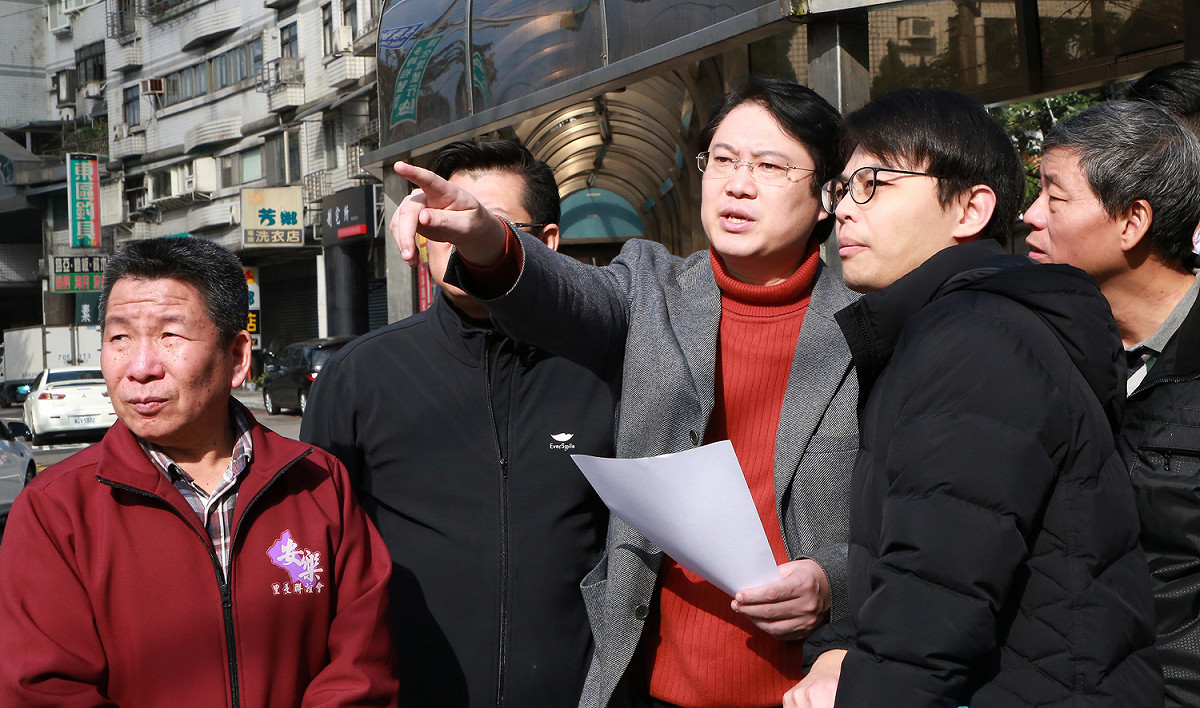 林佳龍表示，安樂區公所去年針對135巷清整當地架空纜線，接續農曆年後，在三月底前完成基金一、二、三路路段架空纜線清整，屆時大武崙當地景觀豁然開朗，揮別過去紛亂景觀，再現天際線。 圖：基隆市政府/提供
