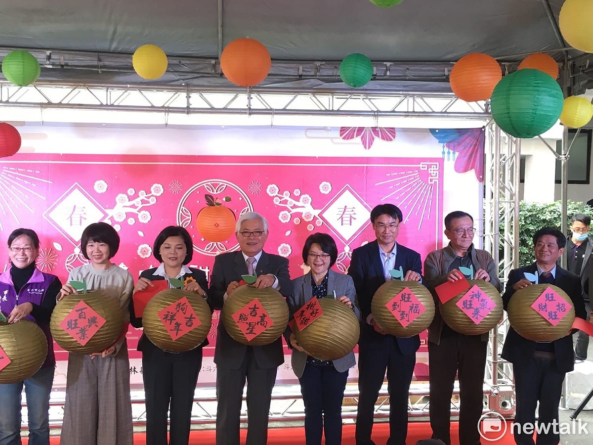 雲林縣長李進勇今（17）日在立法院舉辦茂谷柑推廣記者會，值得注意的是，可望代表國民黨參選縣長的立委張麗善也在現場，甚至帶了5名黨籍立委到場撐場，只見最後李張兩人在最後並肩合照，較勁意味濃厚。 圖：黃韋銓/攝