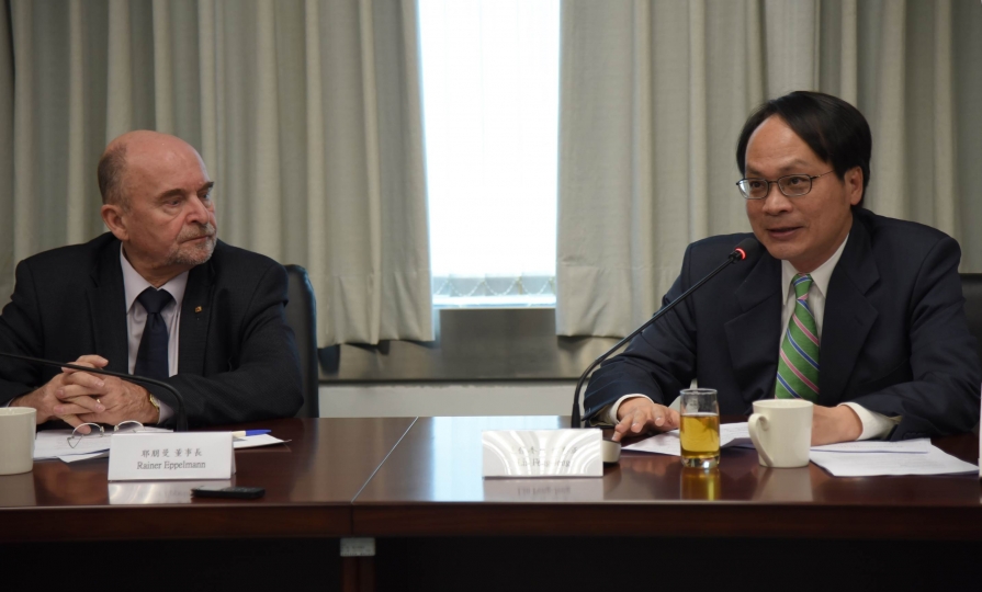 德國「聯邦專責處理東德社會統一黨獨裁政權基金會」董事長耶朋曼（左）一行3人今（17）日拜會黨產會主委林峯正（右）。 圖：黨產會/提供