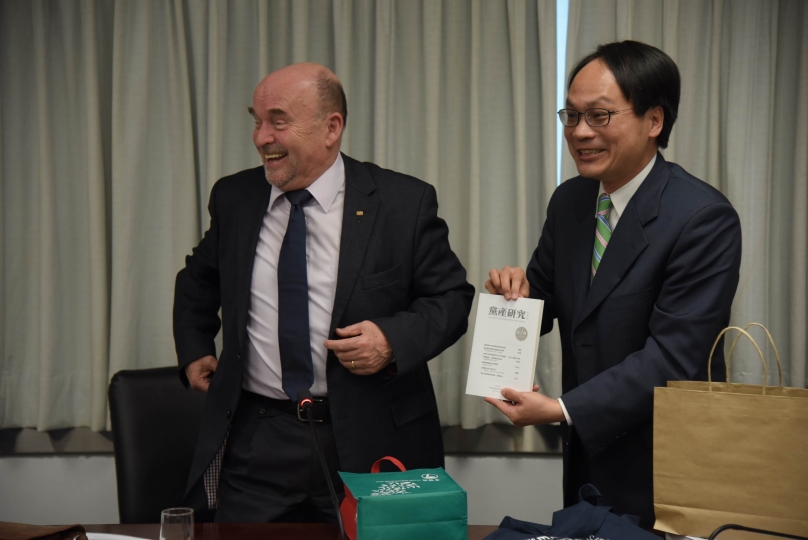 黨產會主委林峯正（右）於會中表示，從政黨及其附隨組織不當取得財產處理條例的立法到黨產會的成立，都借鏡自德國處理東德社會統一黨（SED）不當黨產的經驗。 圖：黨產會/提供