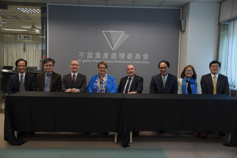 德國「聯邦專責處理東德社會統一黨獨裁政權基金會」一行3人和黨產會成員合影留念。 圖：黨產會/提供