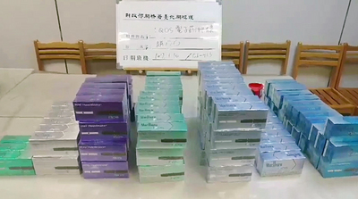 日前有旅客攜帶逾百條電子菸菸芯入境，遭海關暫扣候處。關務署台北關17日指出，IQOS電熱式菸品因屬新興菸草產品，在未確認產品屬性前，仍屬未開放進口物品，提醒民眾勿攜帶相關產品入台，以免受罰。 圖 : 台北關/提供