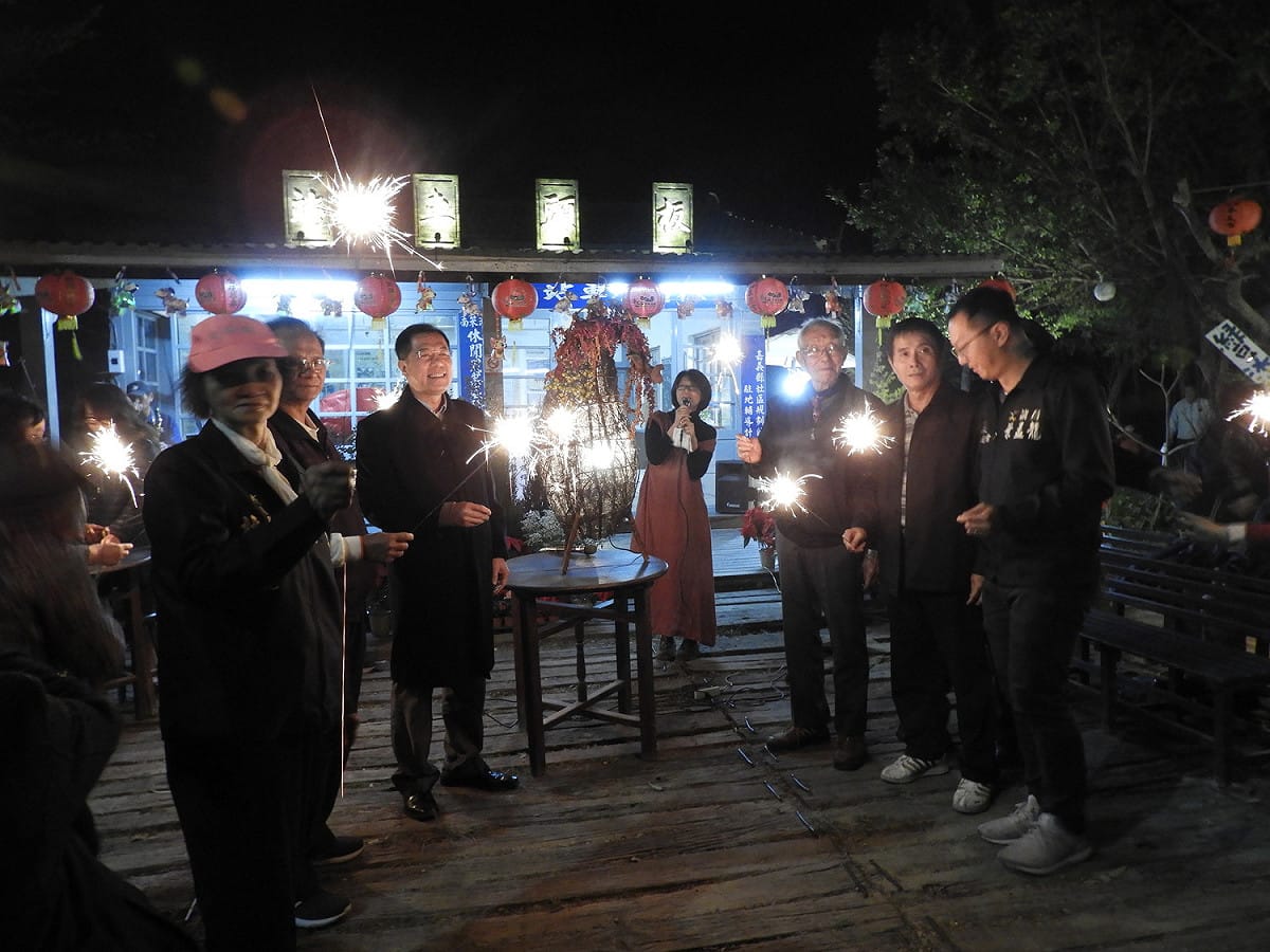 嘉義縣副縣長吳芳銘和板頭社區民眾歡喜點燈。 圖：嘉義縣政府/提供