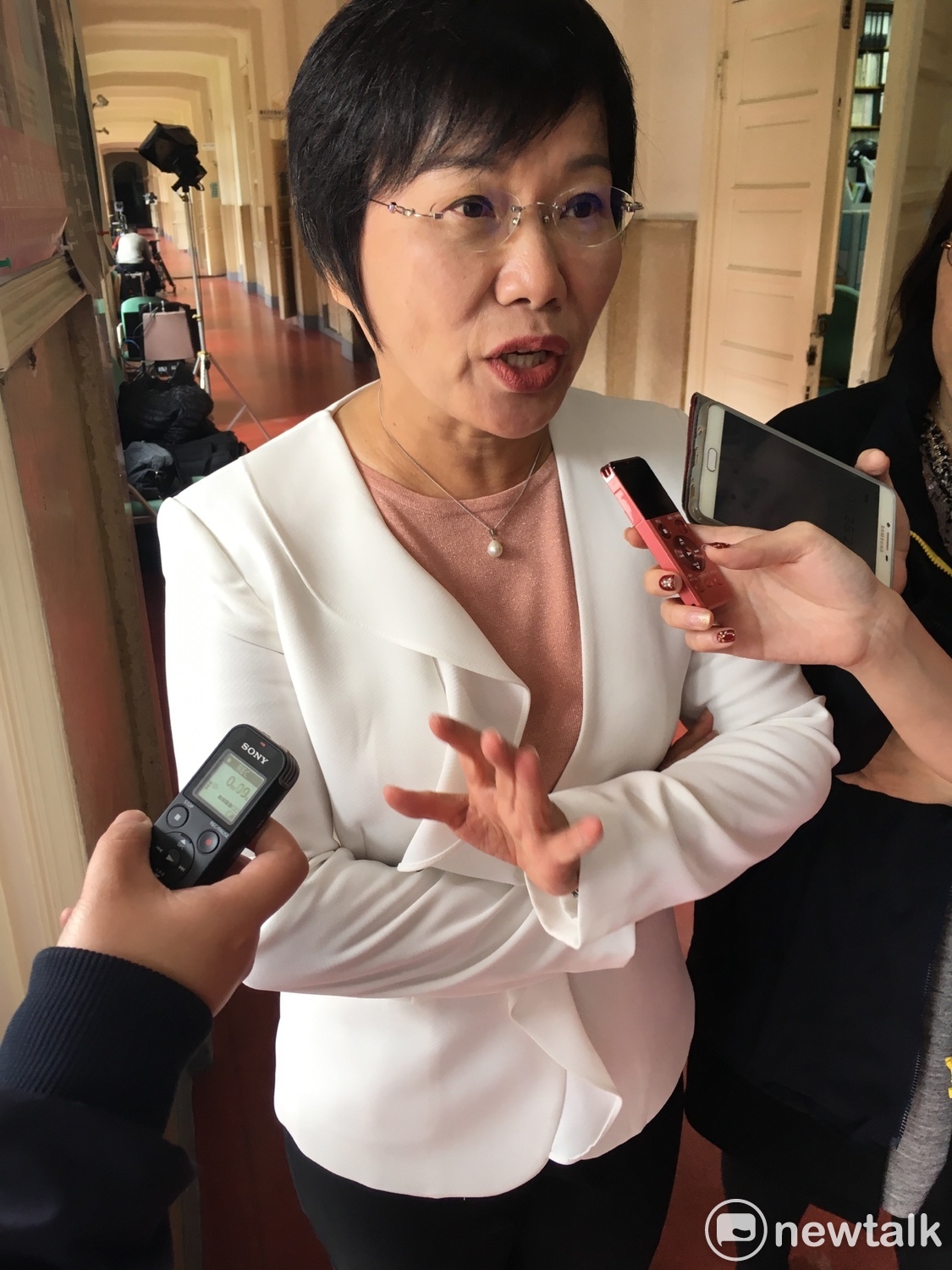 在宣布退出民進黨高雄市長黨內初選登記後，外界關注民進黨立委劉世芳將會轉向支持黨內哪位候選人。對此，劉世芳今（18）日早上受訪被問到此事時僅低調表示，「祝福所有參選人。」 圖：黃韋銓/攝