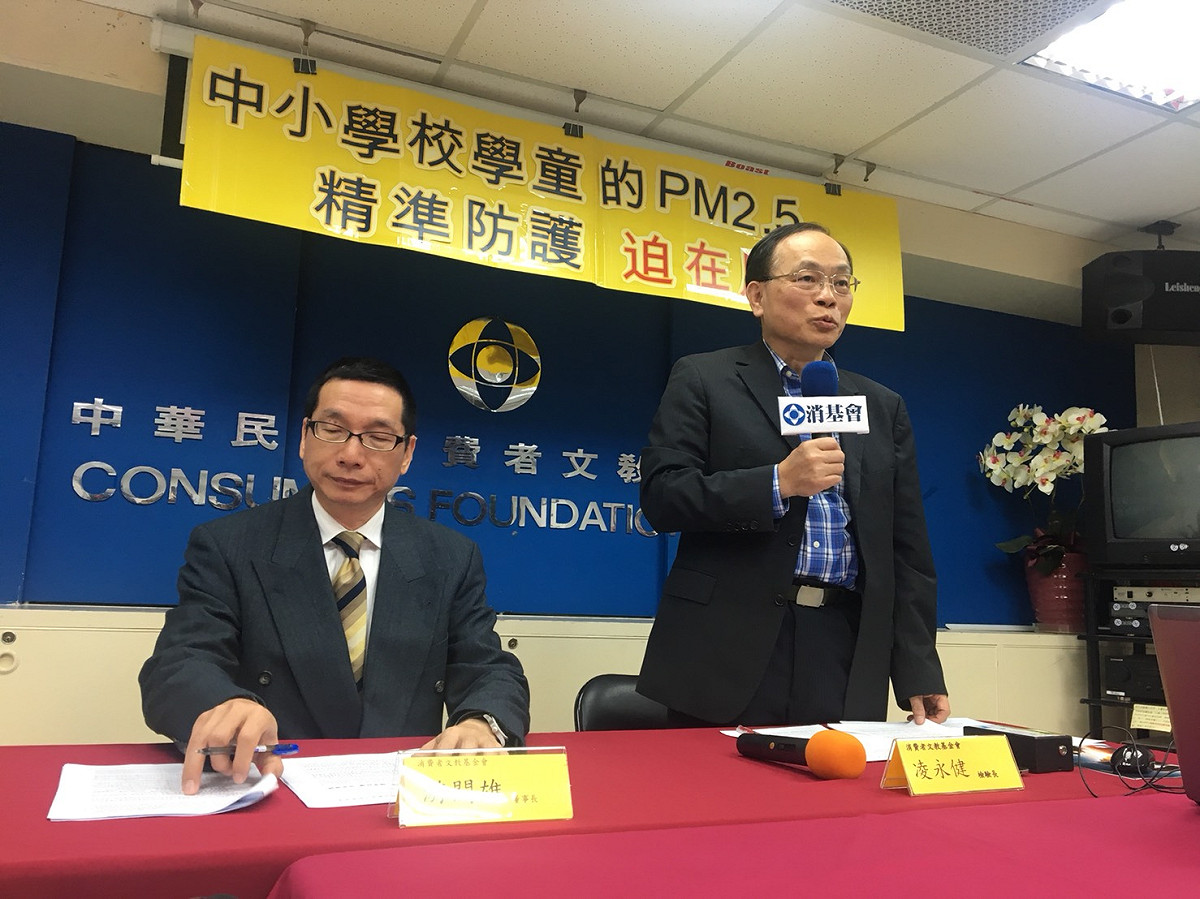 為了巡檢學區的空氣品質，消基會在上個月抽驗六都、新竹市與雲林縣，共計16所國小的PM2.5濃度。今 (18) 天公布抽驗結果，發現接送學童的汽機車排氣是助長PM2.5濃度的一大主因，消基會也提出，環保署的AQI預測功能性不足，可能耽誤校方與學童防護。 圖 : 消基會 / 提供