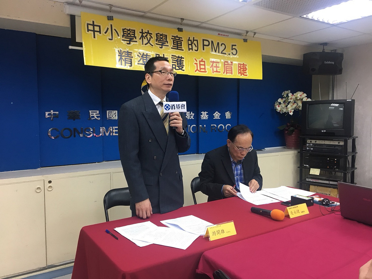 消基會指出，環保署空氣品質指標值(AQI)的PM2.5採「移動平均值」，預測性功能不足，可能耽誤警示。消基會解釋，根據桃園市的實驗，發現自然通風的室內空氣，PM2.5濃度會於2分鐘內快速升到與戶外相當；如果不能第一時間得知戶外濃度，學童可能暴露在高風險中，而回到室內也無法降低風險，顯現預測功能的重要性與AQI的警示不足。 圖 : 消基會 / 提供