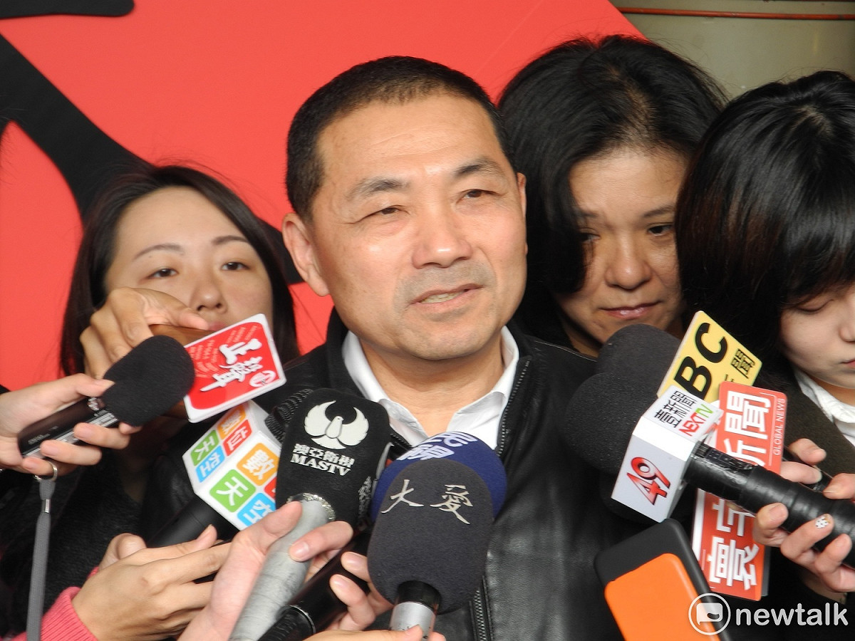 侯友宜直斥廣告下的標題是惡意抹黑，強調「你看我侯友宜像是個貪污的人嗎？」       圖：王峻昌/攝