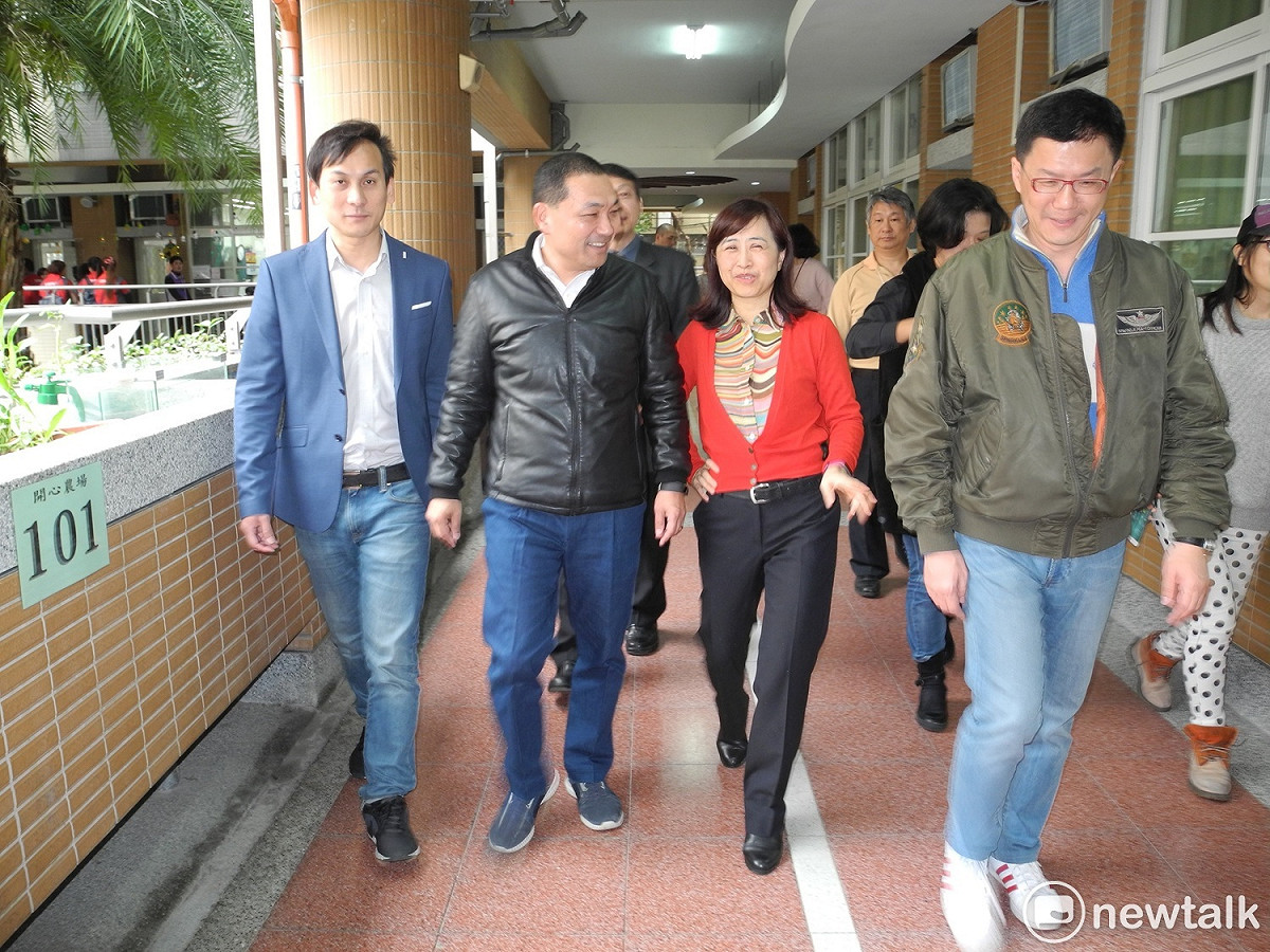 侯友宜上午出席校園活動，新聞局長張其強（右起）、教育局長林奕華及市府副發言人葉元也全程陪同，慎重向媒體回應廣告之事。 圖：王峻昌/攝
