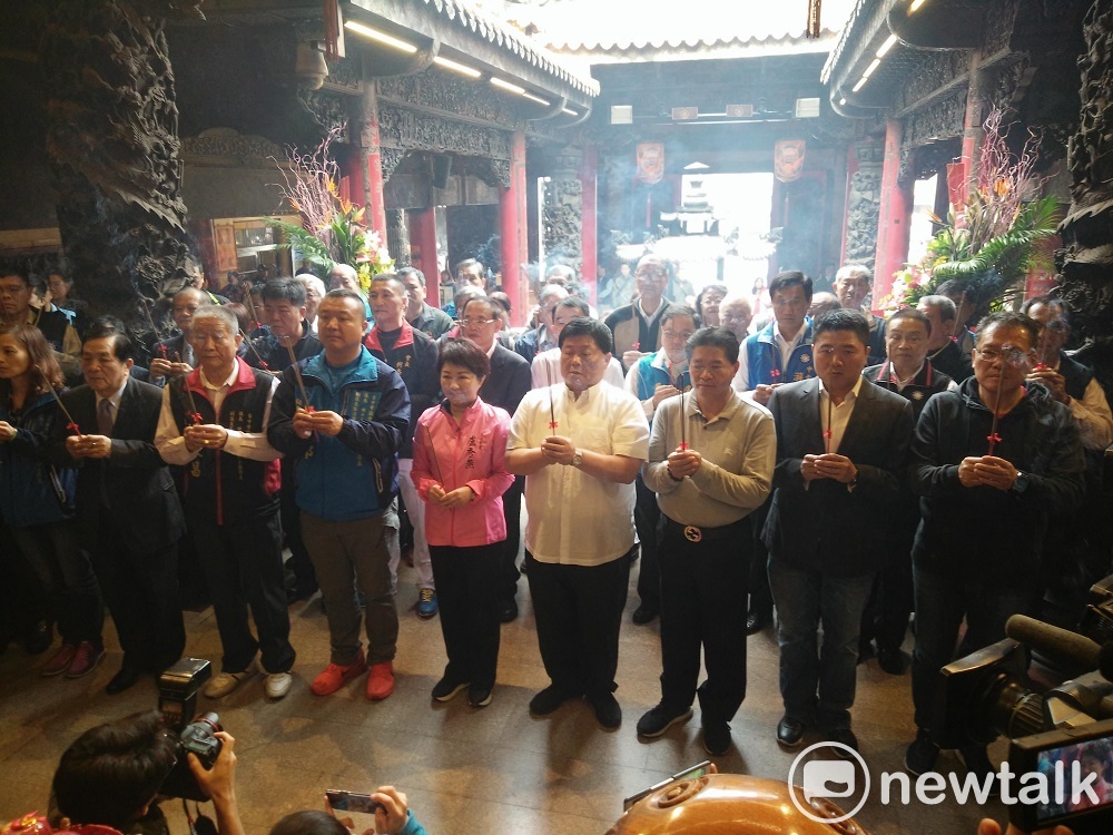 顏清標、盧秀燕等人向媽祖上香。 圖 : 唐復年/攝