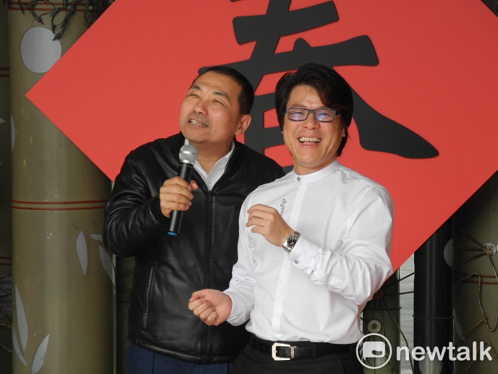 侯友宜當場向曾逸晉「拗」加贈空氣清淨機，曾當場應允加捐132 台。 圖：王峻昌/攝