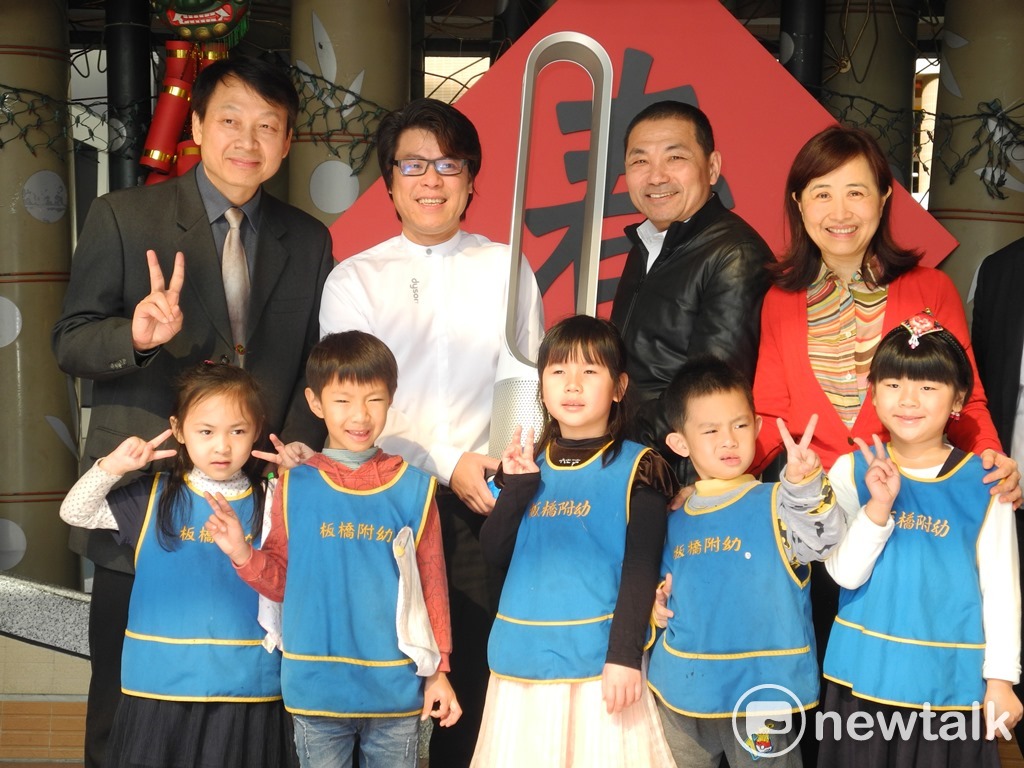 侯友宜（左二）代表新北市府，接受由Dyson副總曾逸晉代表捐贈板橋區公立幼兒園133台空氣清淨機。 圖：王峻昌/攝