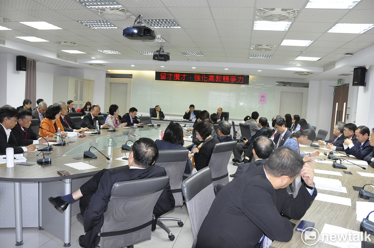 大學教師人才出走嚴重，全國大專校院校長會議分組座談中，對於台灣高教「錢缺缺」，憂心忡忡。 圖:陳香蘭／攝