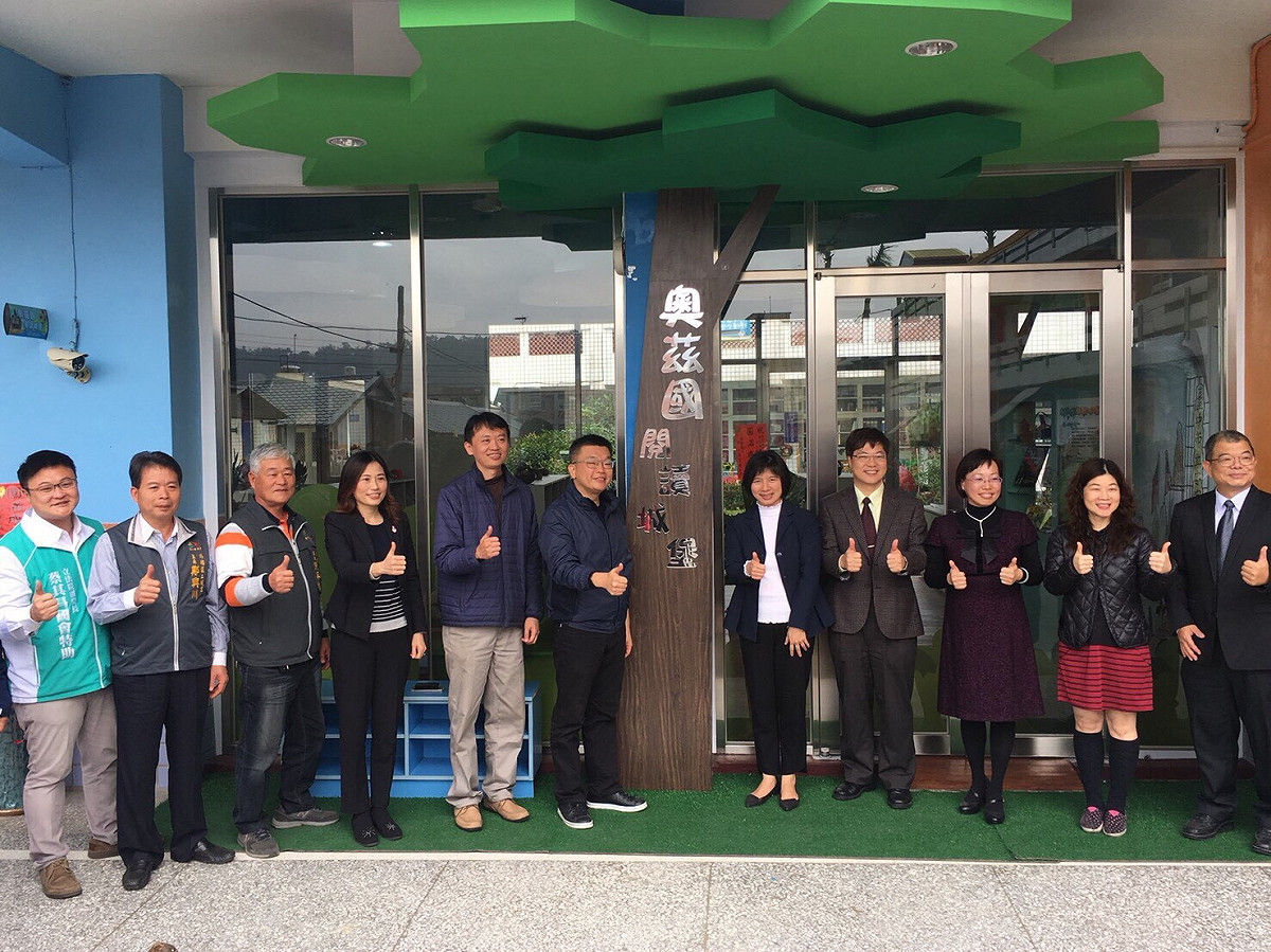 安定國小圖書館落成，蔡其昌感謝林佳龍市長願意支出地方政府配合款，一起推動閱讀計畫。 圖：蔡其昌辦公室/提供