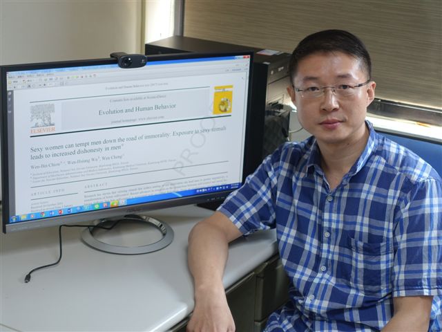中山大學教育所教授邱文彬研究顯示，男性看到性感美女，易衝動且誠實度會下降。
 圖：中山大學/提供