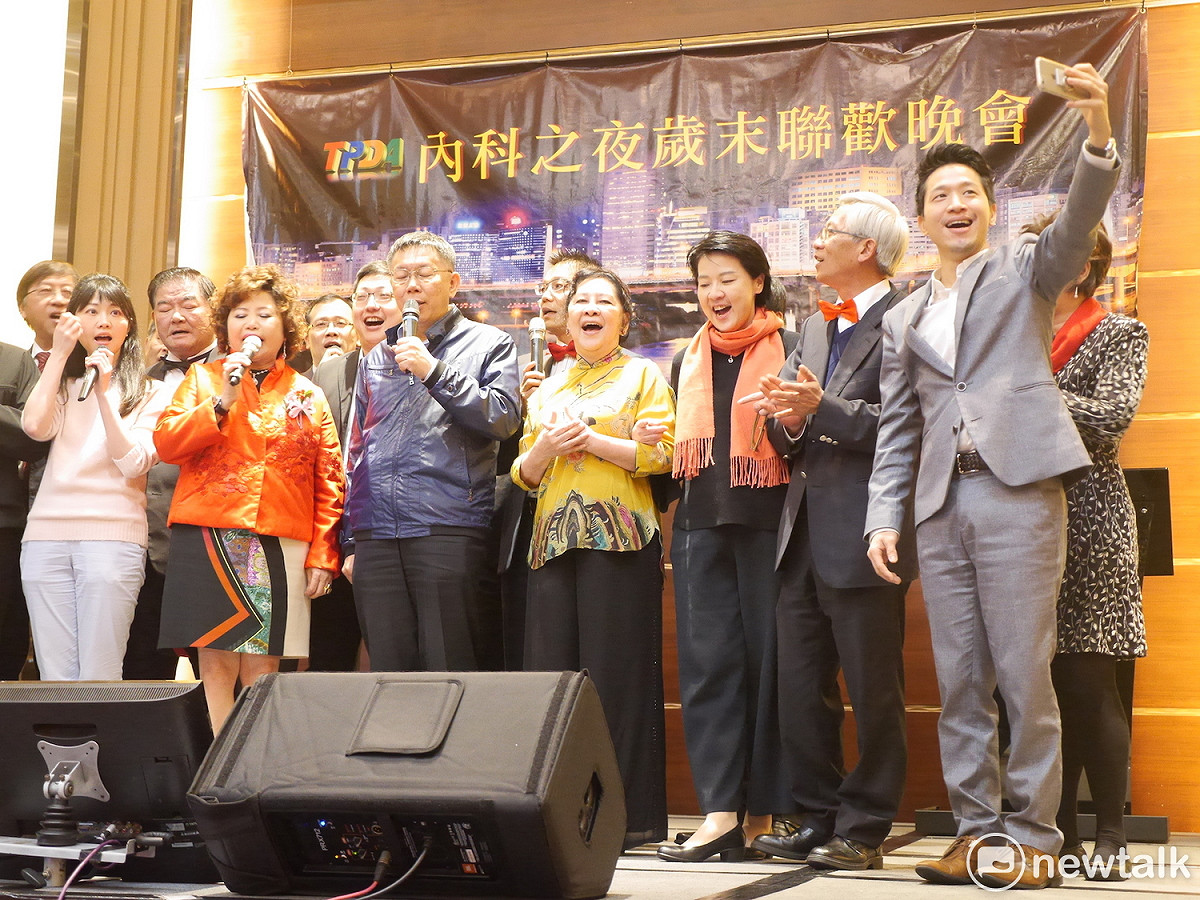 柯文哲在台上與大家一起同樂。 圖：趙婉淳 / 攝