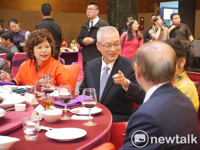 準監委陳師孟日前在立法院審查資格時，替陳水扁喊冤，說他沒有貪汙。對此，國民黨主席吳敦義晚間受訪時反駁，「陳水扁是美國政府認證的貪汙犯」。 圖：趙婉淳／攝