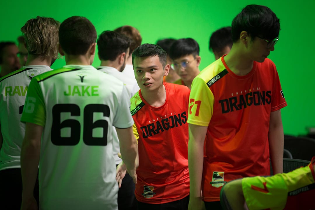 落敗後，上海龍之隊成員和休士頓法外狂徒一一握手，Undead（右一）顯得有些落寞。 圖：暴雪娛樂提供