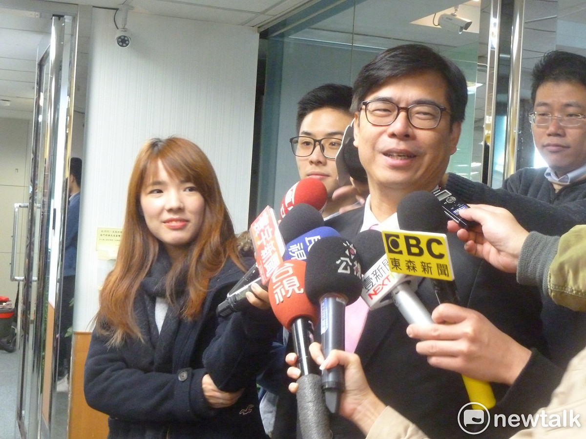 下屆高雄市長參選人、民進黨立委陳其邁今（18）天上午在初選登記的最後一天到黨中央辦理登記。 圖：謝莉慧/攝