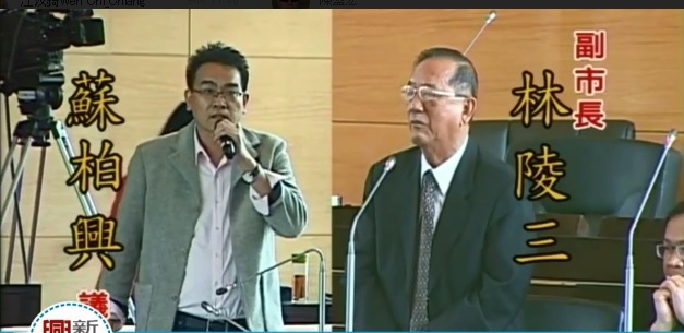 國民黨籍市議員蘇柏興在議會就74道路匝道案質詢副市長林陵三。 圖 : 台中市議員蘇柏興/提供