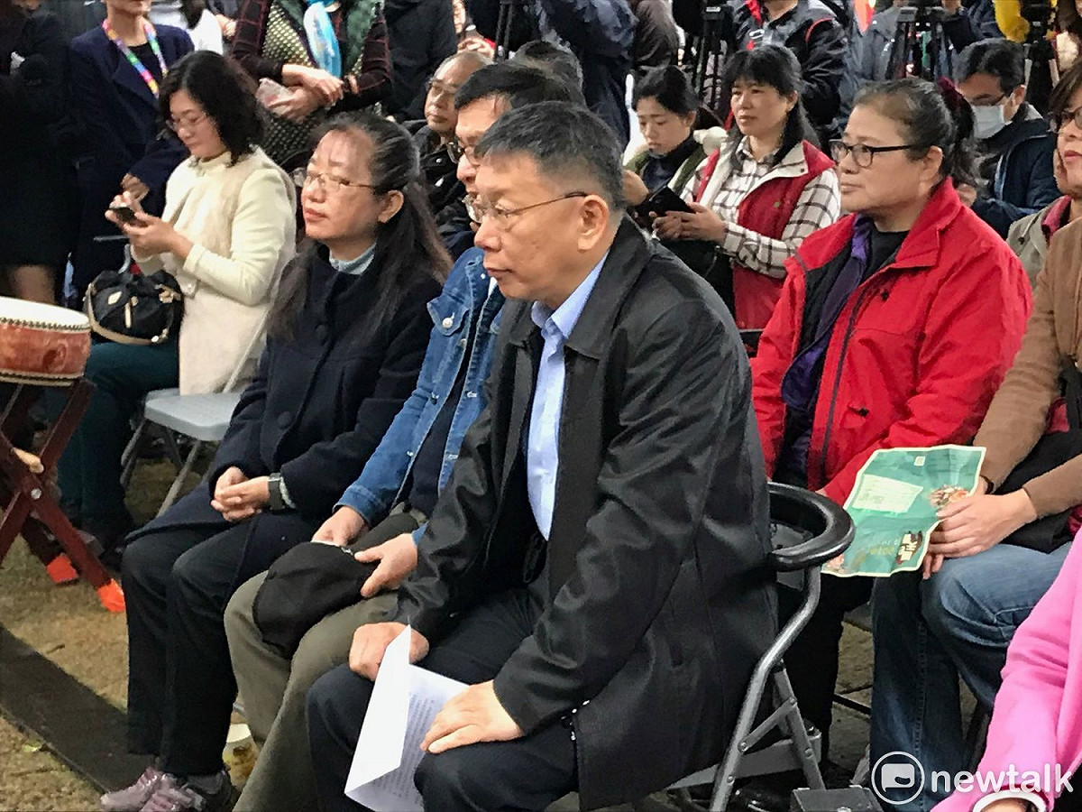 2018台北燈節籌備一波三折，台北市長柯文哲今日受訪批評媒體記者「可以去寫劇本」，他稱記者常常沒辦法知道全貌，東湊西湊就把缺的部分自己補上去。， 圖：周煊惠 / 攝