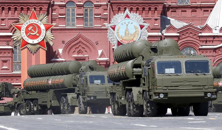 S-400用於在中遠端攔截現代化及未來空中進攻武器，包括戰略轟炸機、彈道導彈、巡航導彈和高超音速目標。目前俄軍共裝備有23個團、48個營的S-400防空系統，而2020年俄軍將擁有28個團、56個營的S-400。 圖：達志影像/路透社