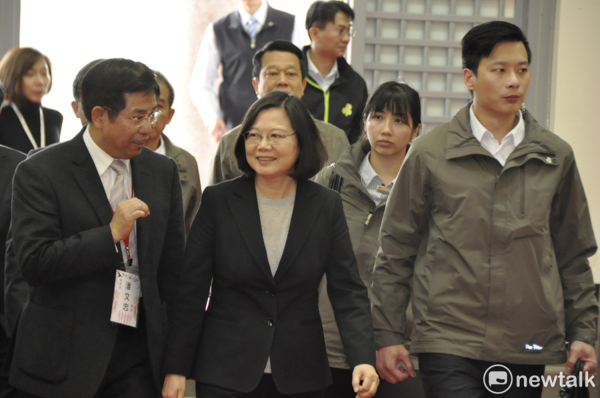 蔡英文總統今（19)日指出，因應少子化挑戰，不應該均分或各校吃大鍋飯，而是把經費「進」到最需要的地，大學也不應該限制規模，而是找出辦學特色。 圖：陳香蘭／攝