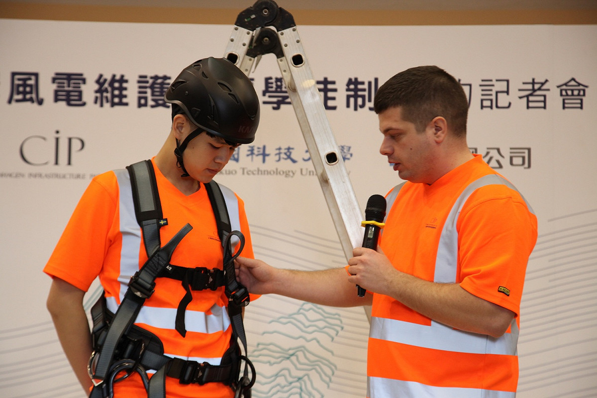 具有10年維運經驗的CIP Morten仔細向學生解說維運使用之背負式安全吊帶。 圖：哥本哈根基礎建設基金／提供