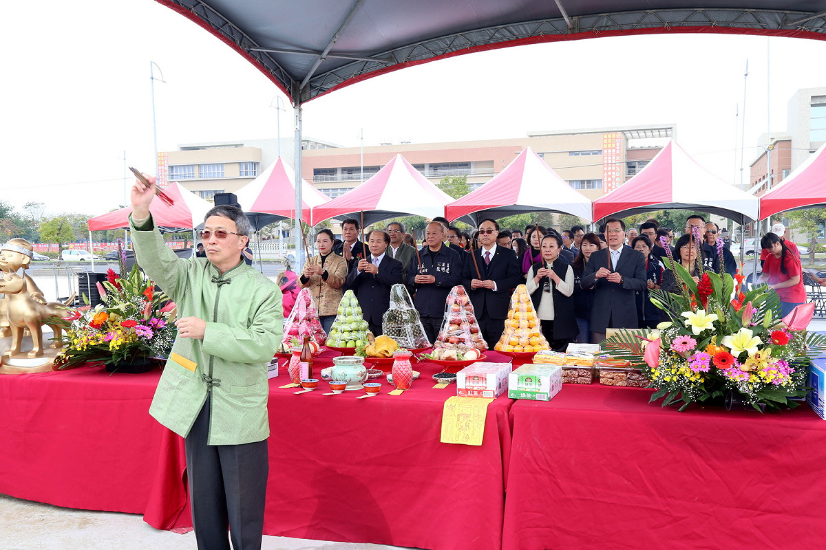 在宗教民俗專家帶領下，張花冠等人虔誠上香，祈求燈會順利。 圖：嘉義縣政府/提供