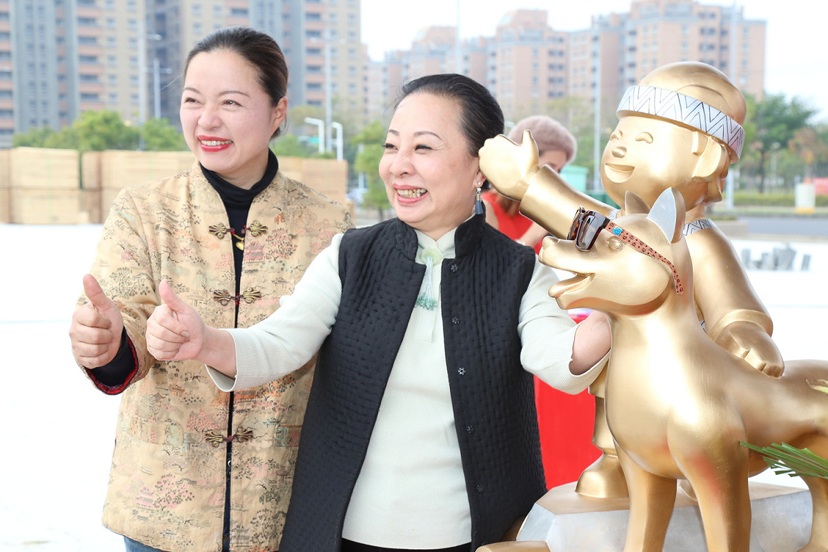 張花冠與主燈設計團隊在主燈模型前合影。 圖：嘉義縣政府/提供