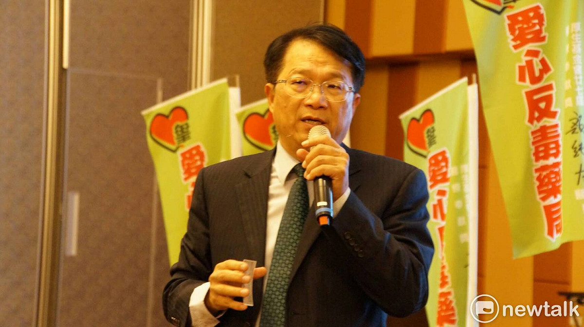 顏純左邀集台南市近二百家藥局共同組成反毒第一線，開始在各區藥局插上「反毒愛心藥局」旗幟，並提供免費驗毒試劑、反毒衛教卡供家長索取。 圖 : 黃博郎/攝