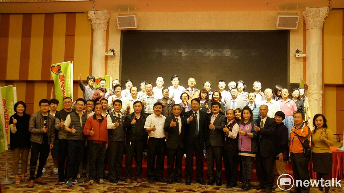 顏純左邀集台南市近二百家藥局共同組成反毒第一線，開始在各區藥局插上「反毒愛心藥局」旗幟，並提供免費驗毒試劑、反毒衛教卡供家長索取。 圖 : 黃博郎/攝