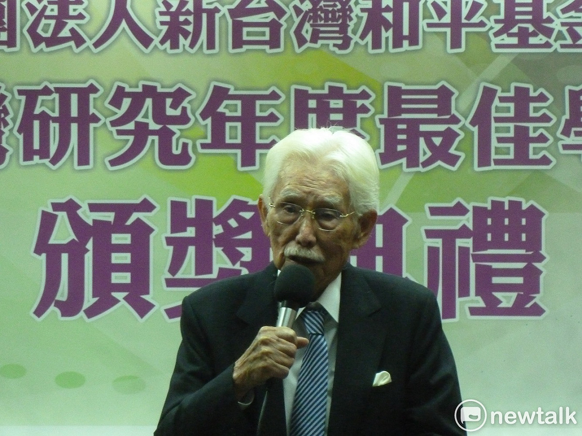 辜寬敏今天以董事長的身份出席新台灣和平基金會「2017台灣研究年度最佳學位論文獎」頒獎典禮。 圖：謝莉慧/攝