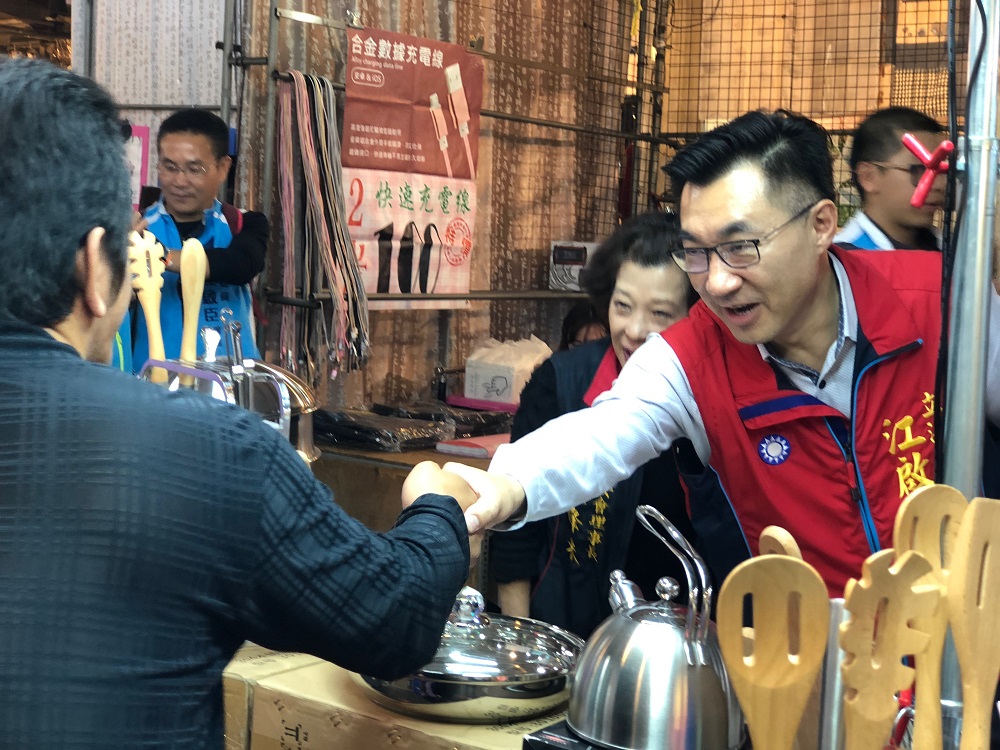 江啟臣到太平新光黃昏市場拉票。 圖 : 江啟臣辦公室/提供
