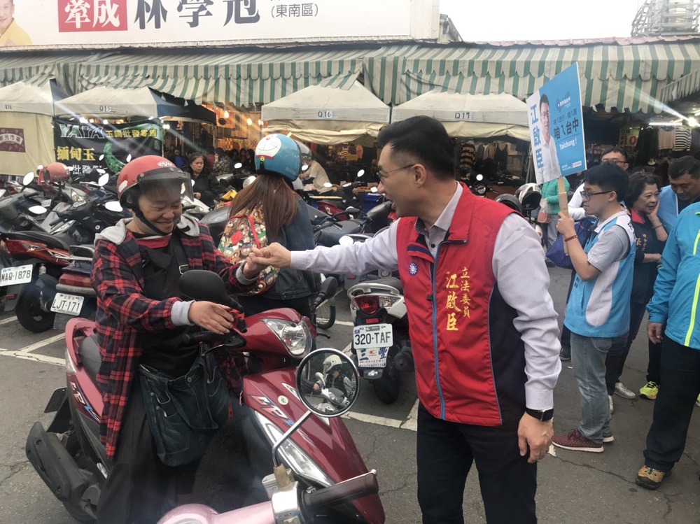 江啟臣到太平新光黃昏市場拉票。 圖 : 江啟臣辦公室/提供