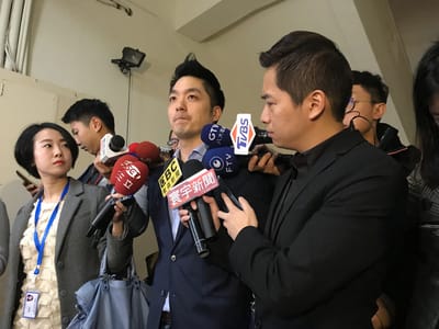 中國國民黨立法院黨團副書記長蔣萬安（中）19日上午在立法院受訪表示，將不參與年底的台北市長選戰。 圖 : 中央社