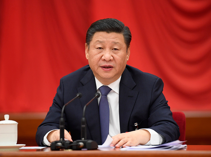 中共十九屆二中全會今（19）日在北京閉幕，同時發布會議公報。據新華社晚間最新消息，全會討論研究修改憲法內容，通過提議將「習近平新時代中國特色社會主義思想」寫入憲法。圖為中共總書記習近平在十九大上演講，「習思想」當時經大會通過寫入黨章，也是繼毛鄧後第三個冠名指導思想的領導人，中國正式進入習近平時代。 圖：翻攝自新華網