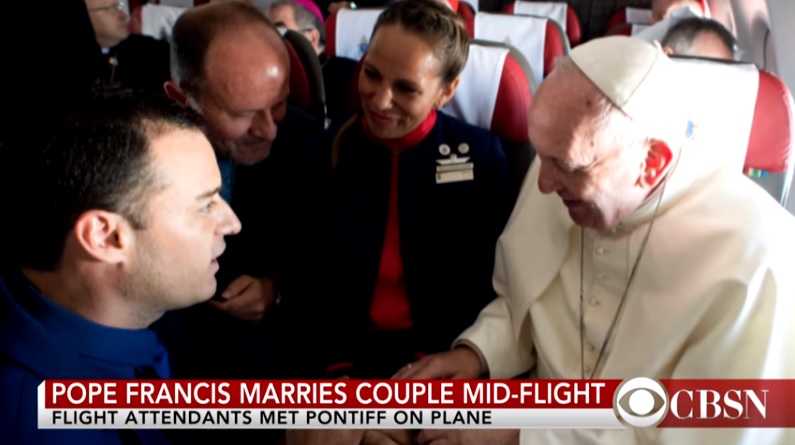 教宗方濟各（Pope Francis）18日搭乘智利南美航空（LATAMChile）班機途中，在空中為2位空服員證婚。 圖：翻攝CBSN畫面
