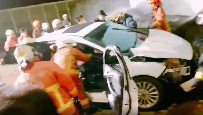 BMW疑超車失控衝撞起火，駕駛慘遭燒死車內，同行乘客幸運逃生。
