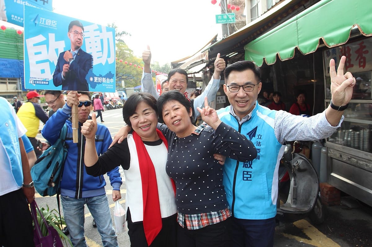 前立委楊瓊瓔陪同江啟臣在大雅掃街。 圖 : 江啟臣服務處/提供