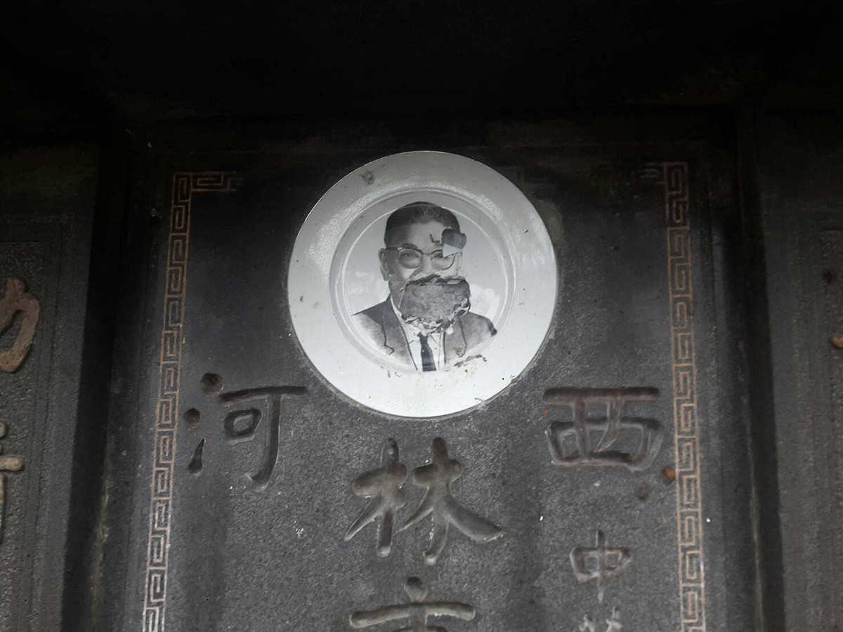 前基隆市長林番王墓遭破壞，基隆市長林右昌前往查看，並對破壞行為表達嚴厲譴責之意。 圖 : 基隆市政府/提供