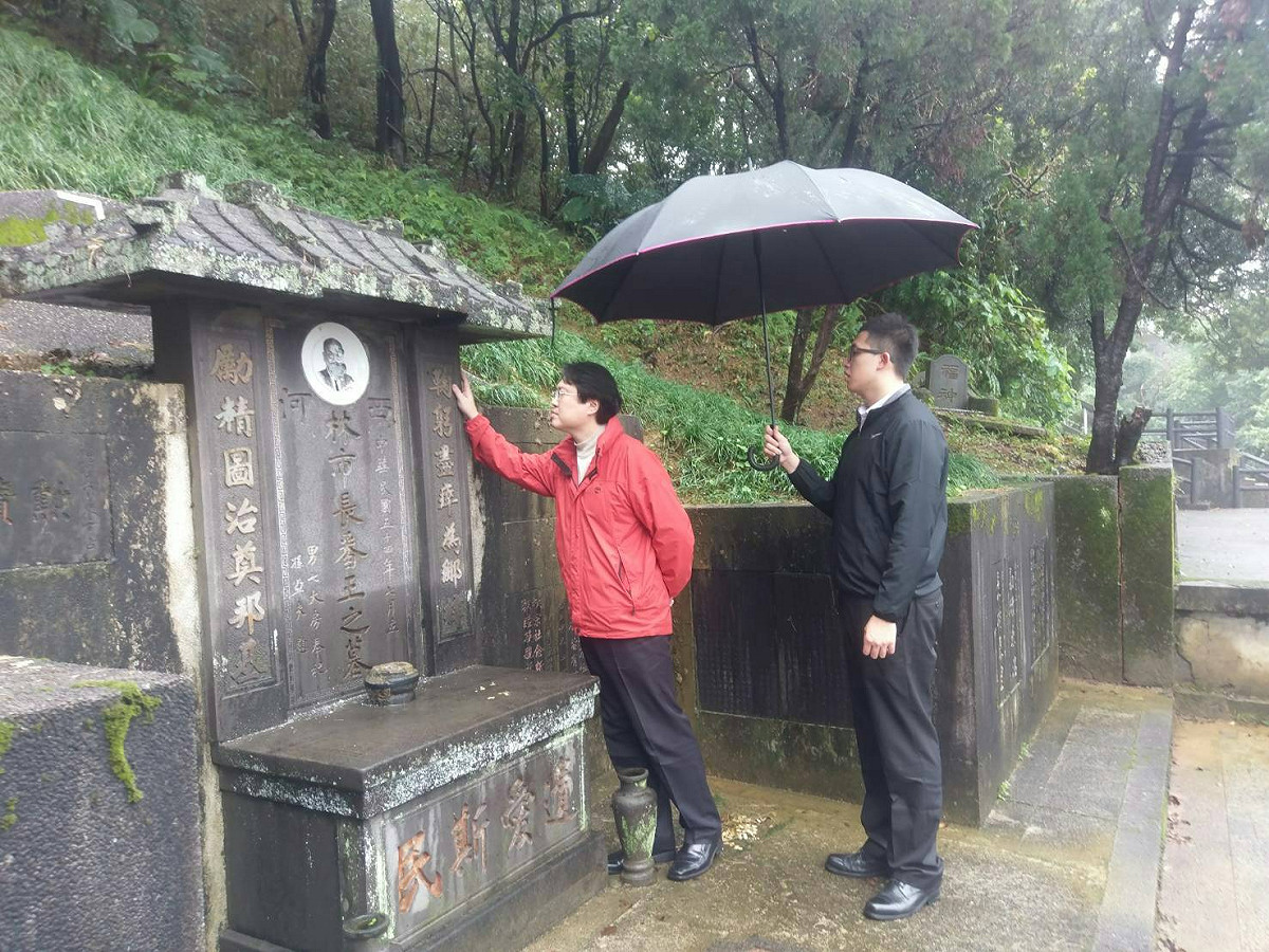 前基隆市長林番王墓遭破壞，基隆市長 林右昌前往查看，並對破壞行為表達嚴厲譴責之意。 圖 : 基隆市政府/提供