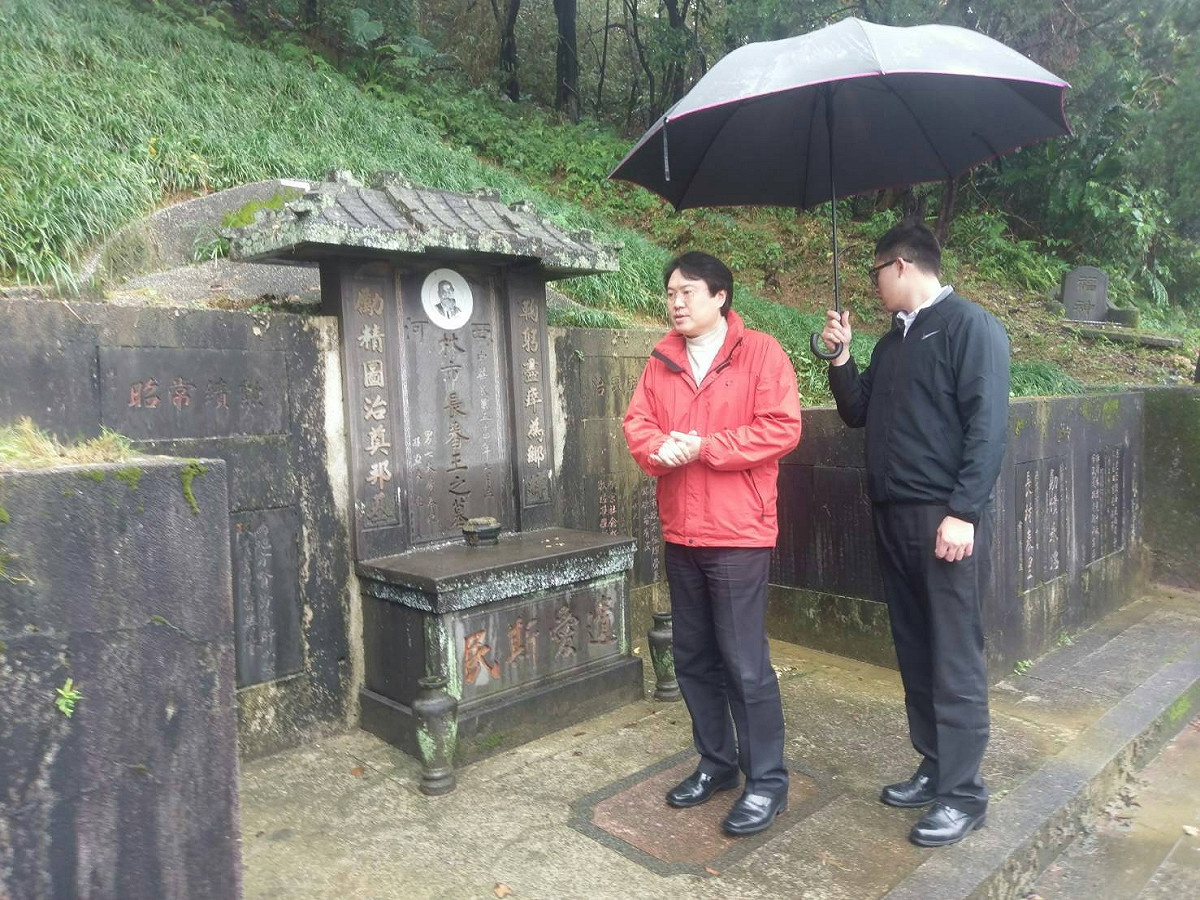 前基隆市長林番王墓遭破壞，基隆市長 林右昌前往查看，並對破壞行為表達嚴厲譴責之意。 圖 : 基隆市政府/提供