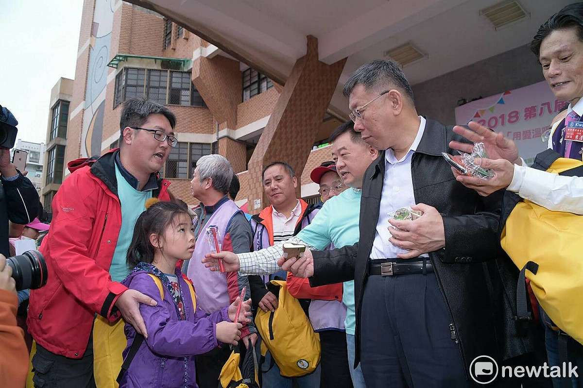 國民黨立委蔣萬安昨天拋出震撼彈，宣布不參選台北市長，對此，台北市長柯文哲今（20）日表示，他打算把選舉時間壓到最低，在6月之前不會跑選舉行程，延長市府正常行政時間。對於蔣不參選，民進黨可能評估自行推派人選一事，柯文哲僅說「不要想太多」。 圖：台北市政府/提供