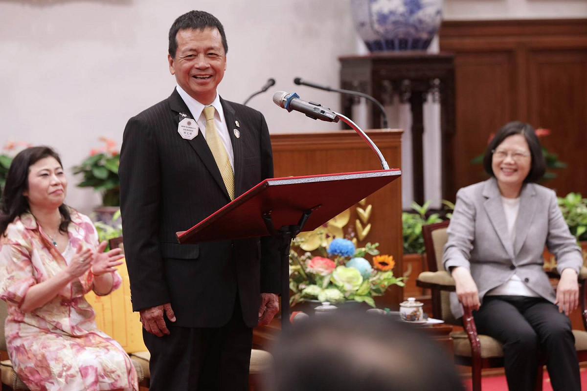 邱文彬議長與各區總監暨台灣總會行政團隊晉見蔡英文總統 。 圖 : 國際獅子會/提供