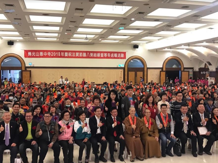 佛光山惠中寺與佛光山慈悲社會福利基金會今(20)日舉辦「法寶節祈福法會暨寒冬送暖活動」。 圖：台中市政府/提供