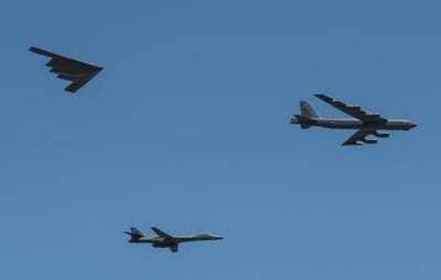 因應西太平洋的情勢，美軍調派精銳轟炸機B-2（左起）、B-1B與B-52H進駐關島。圖同型機。 圖 : 取自美國空軍官網