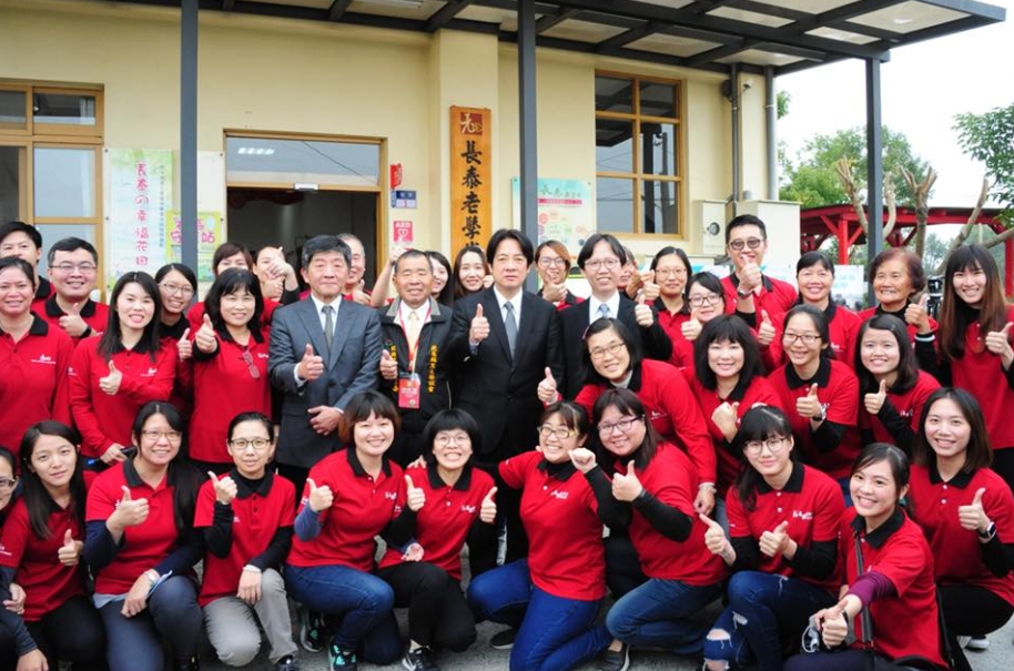 行政院長賴清德今（20）日率行政團隊至雲林縣福興宮與天后官參拜祈福、參訪「長泰老學堂」日間照顧中心，並視察濁水溪揚塵防制情形。 圖：取自賴清德臉書